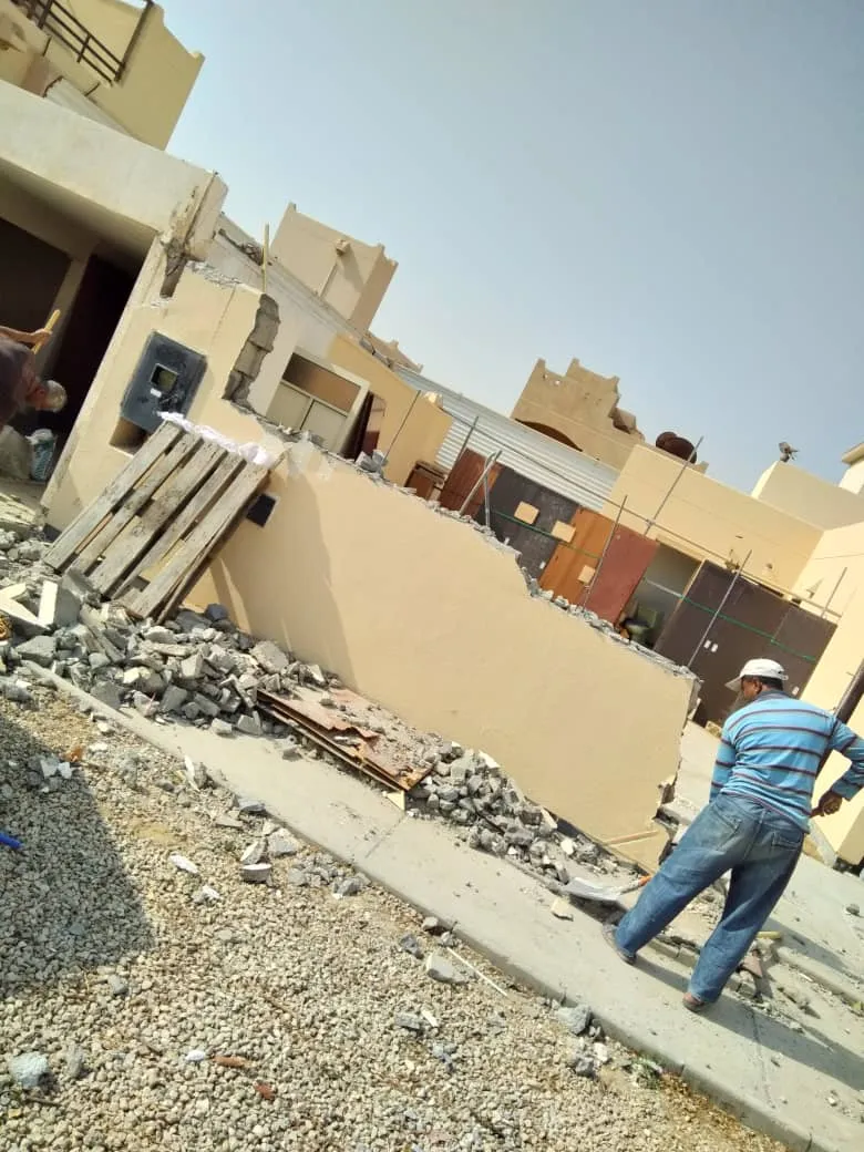 إعادة بناء الأسوار المتضررة