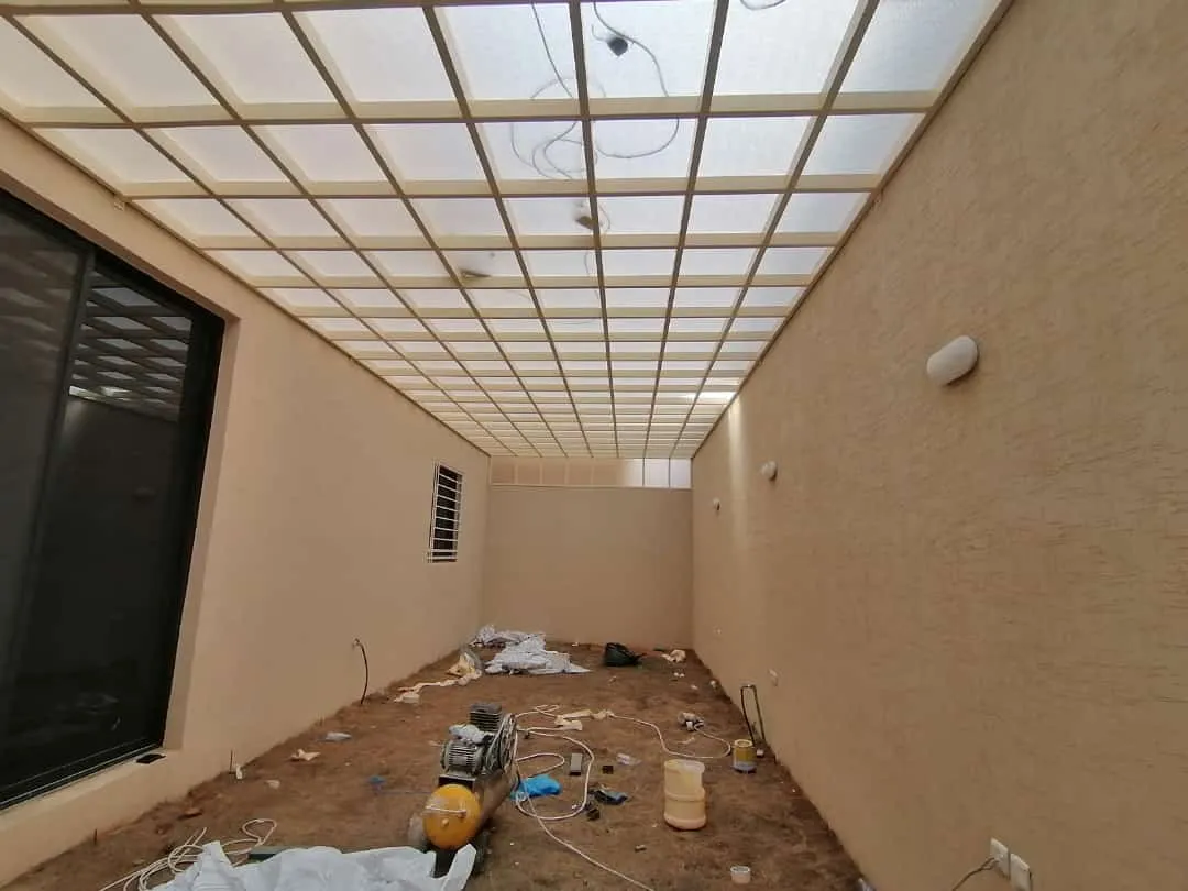 صيانة واستبدال المظلات القديمة